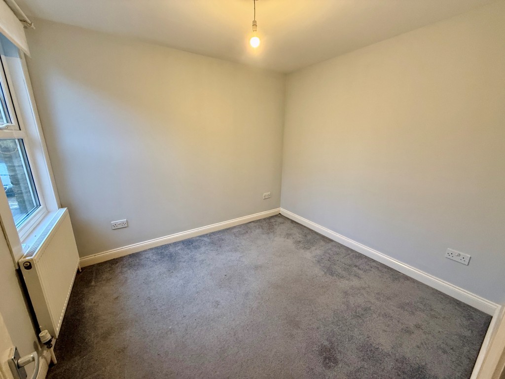 Lot: 19 - END-TERRACE IN TOWN CENTRE WITH POTENTIAL FOR PARKING - Bedroom two